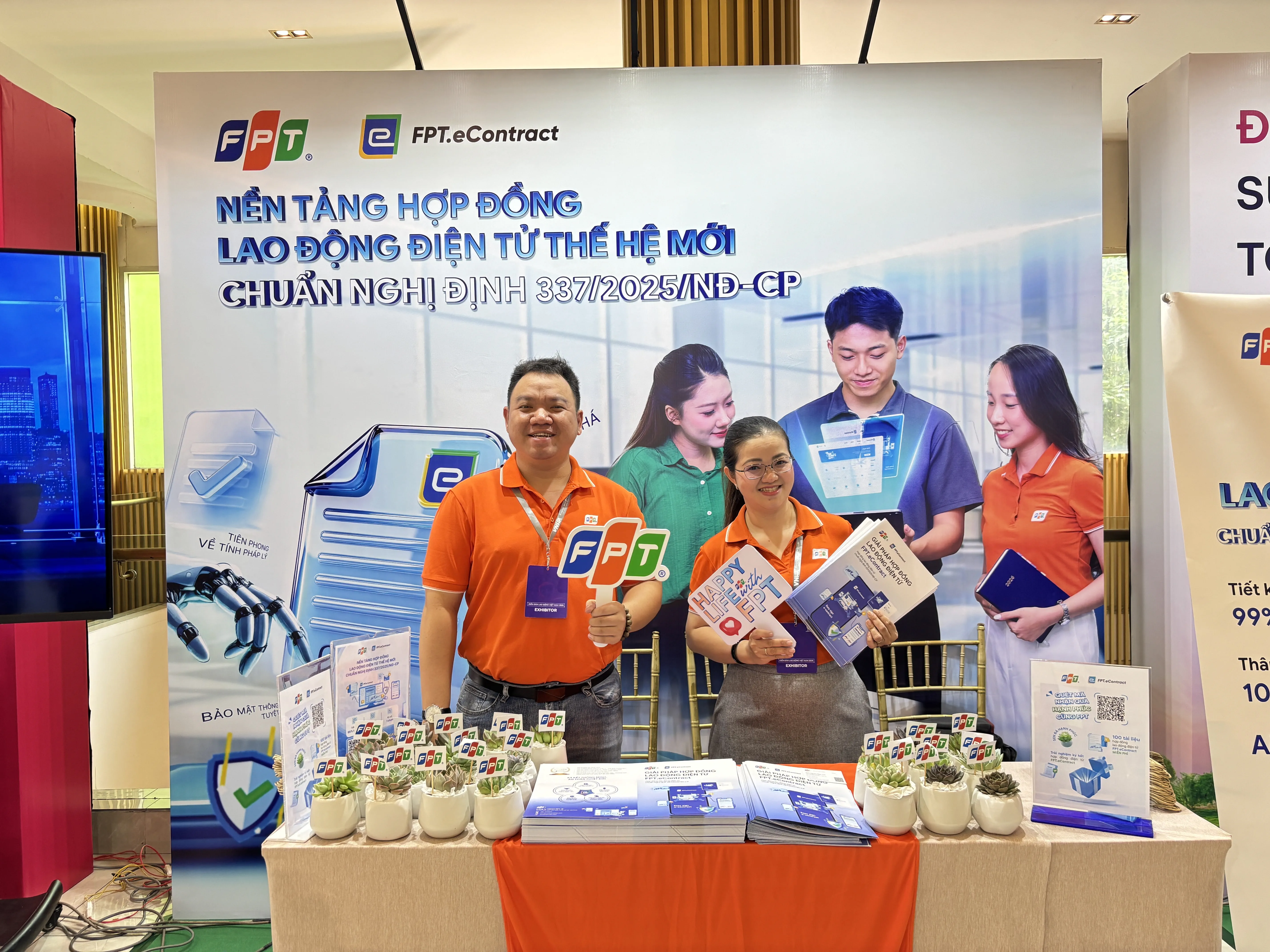 Anh 42  FPT gioi thieu FPTeContract tai gian hang trien lam Nen tang hop ong lao ong ien tu the he m.webp
